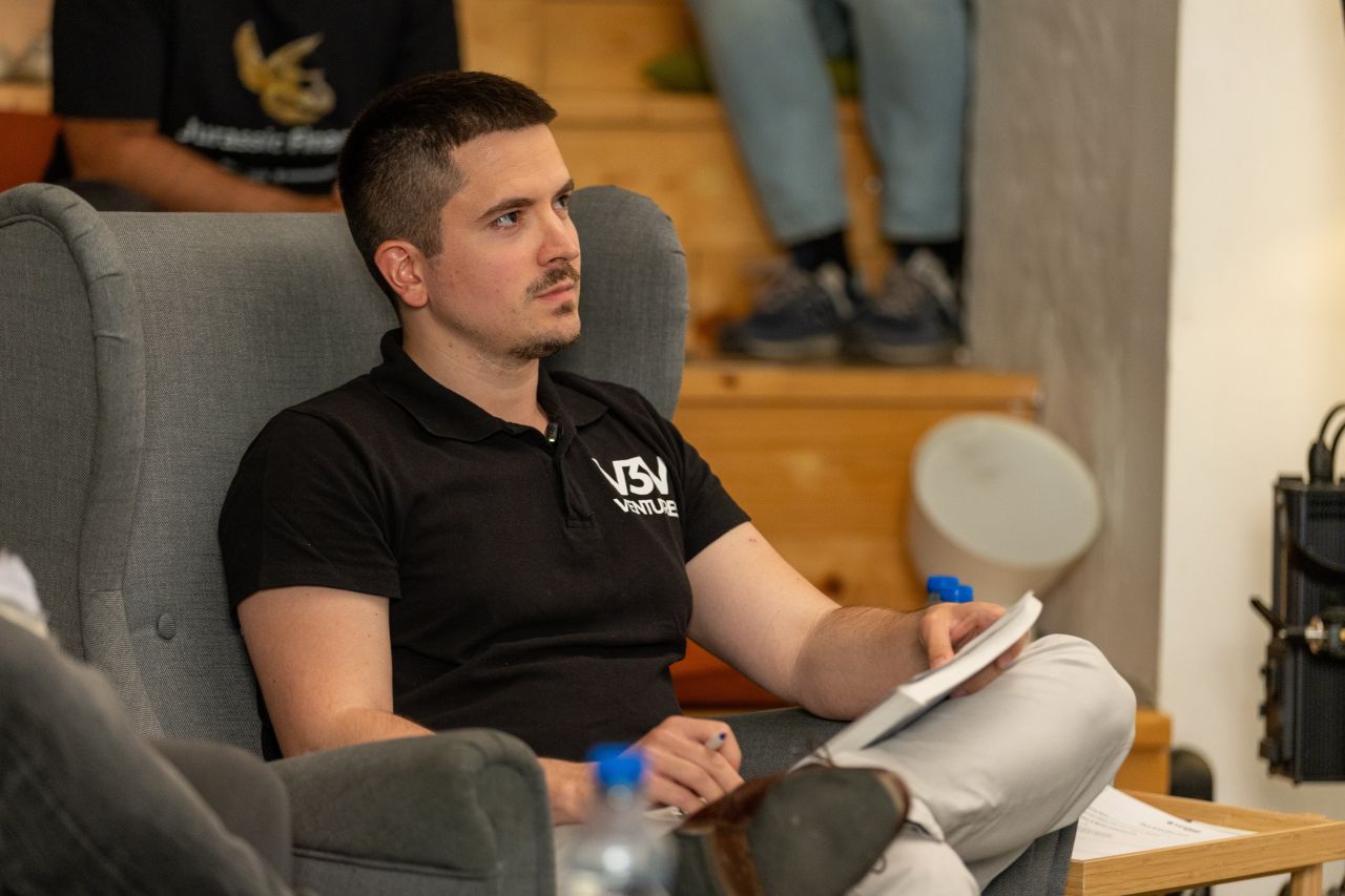 Stanko Nedić taking notes while judging a presentation