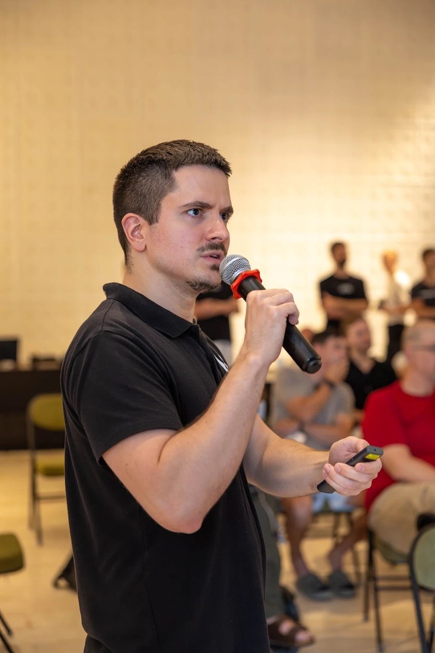 Stanko Nedić presenting with a microphone at an industry event